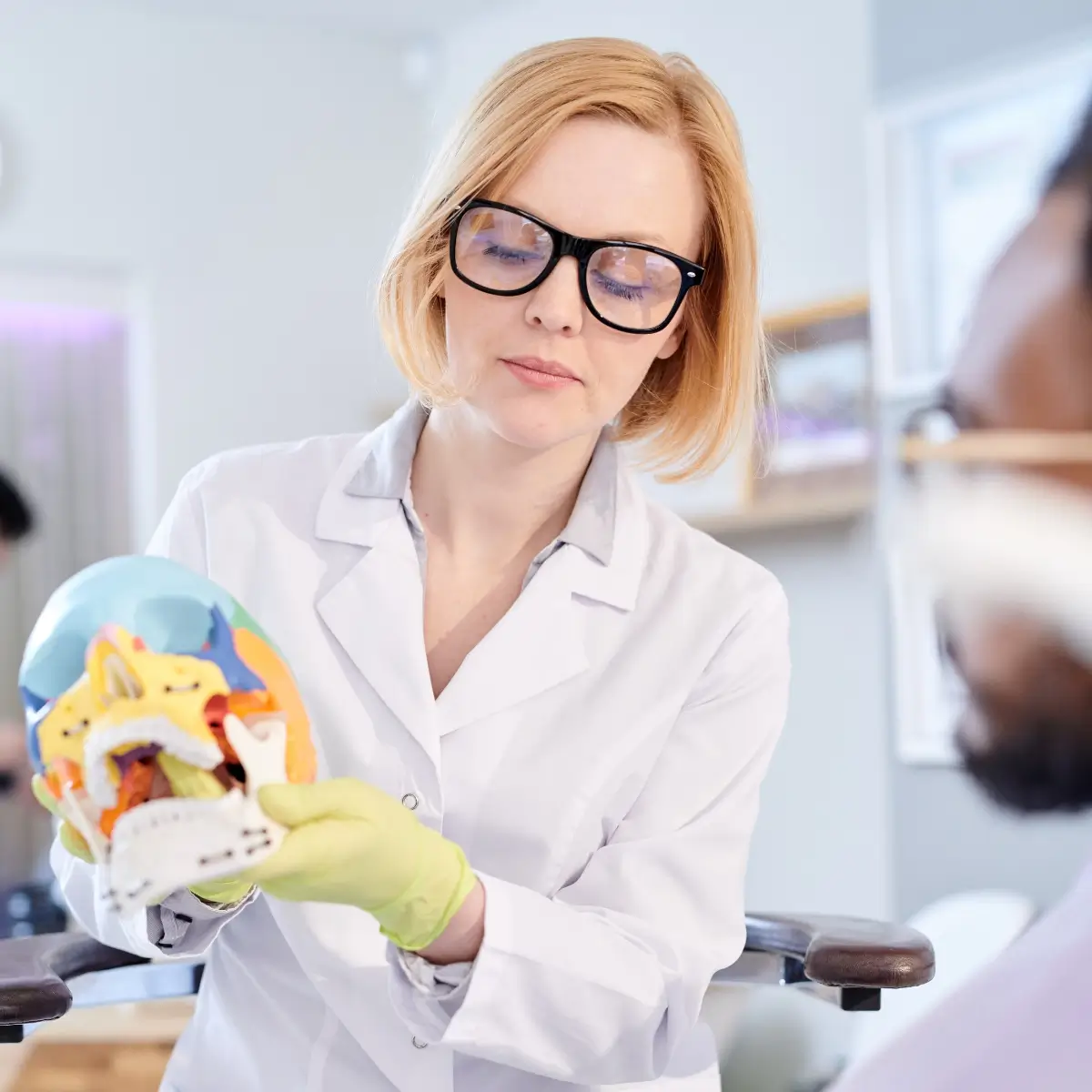 Zahnärztin erklärt Kieferknochenfunktion